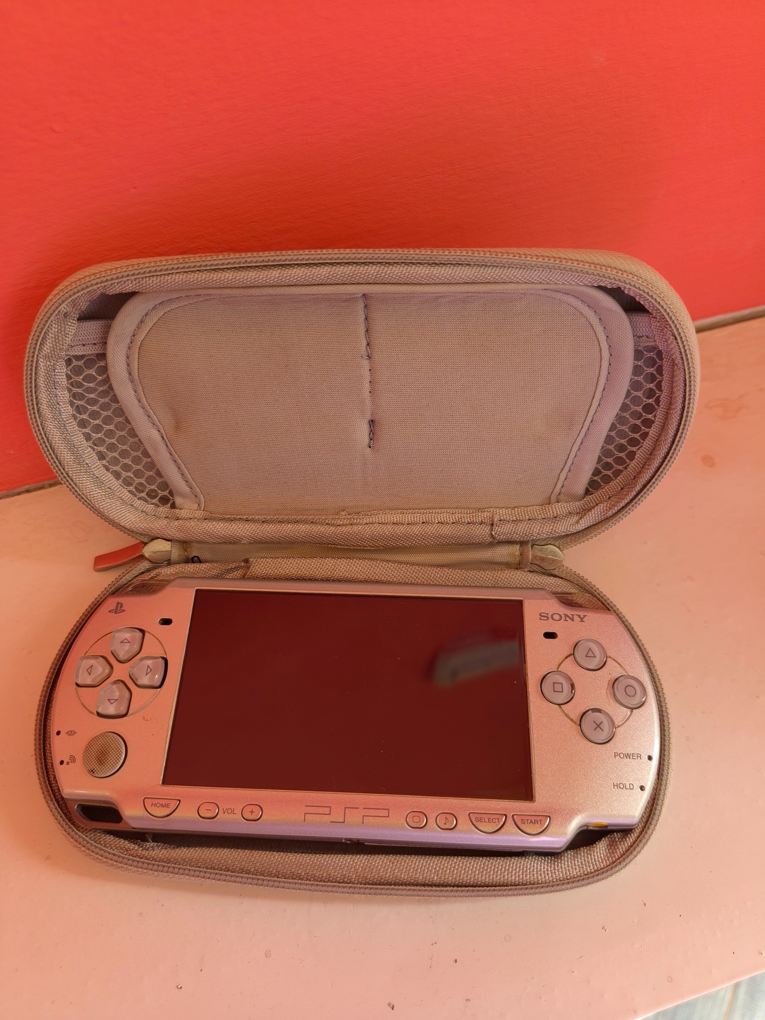 Sony PSP 2000 Сребрен + Футрола за носење - 1